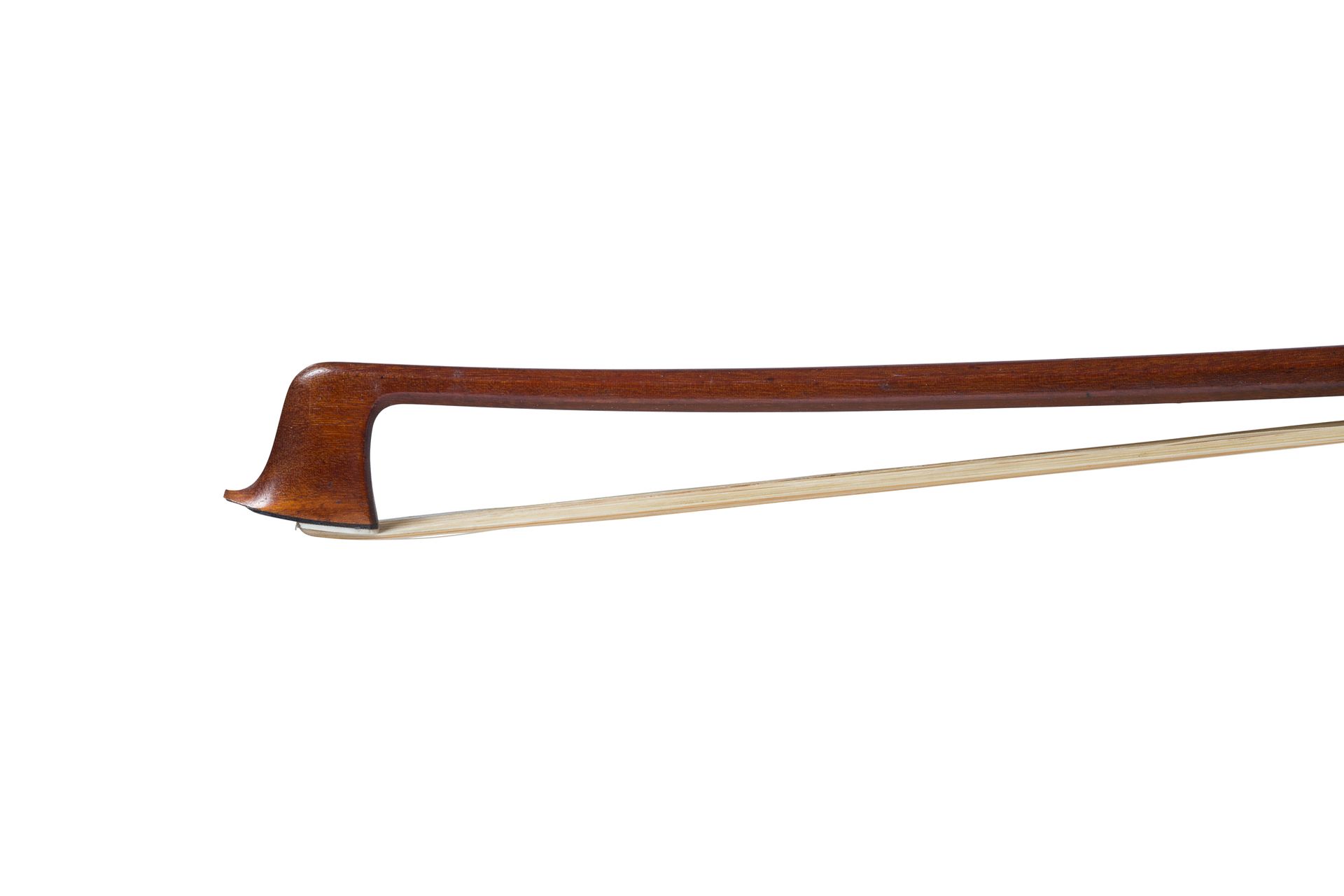 Null 德国学校的小提琴弓
1930年左右制造
没有铁的标记
美丽的伯南布哥木棒，黑檀木和银质的蛙头和按钮
状况良好
重量：56克。棍子长度：72.9厘米