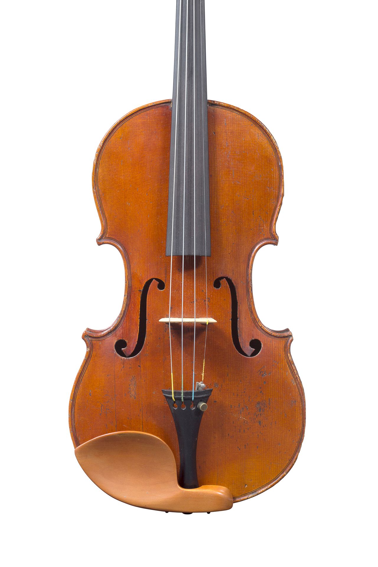 Null 多米尼克-迪特洛的小提琴
约1830-40年在米勒库尔制造
桌子上有修复的痕迹 
背面367毫米