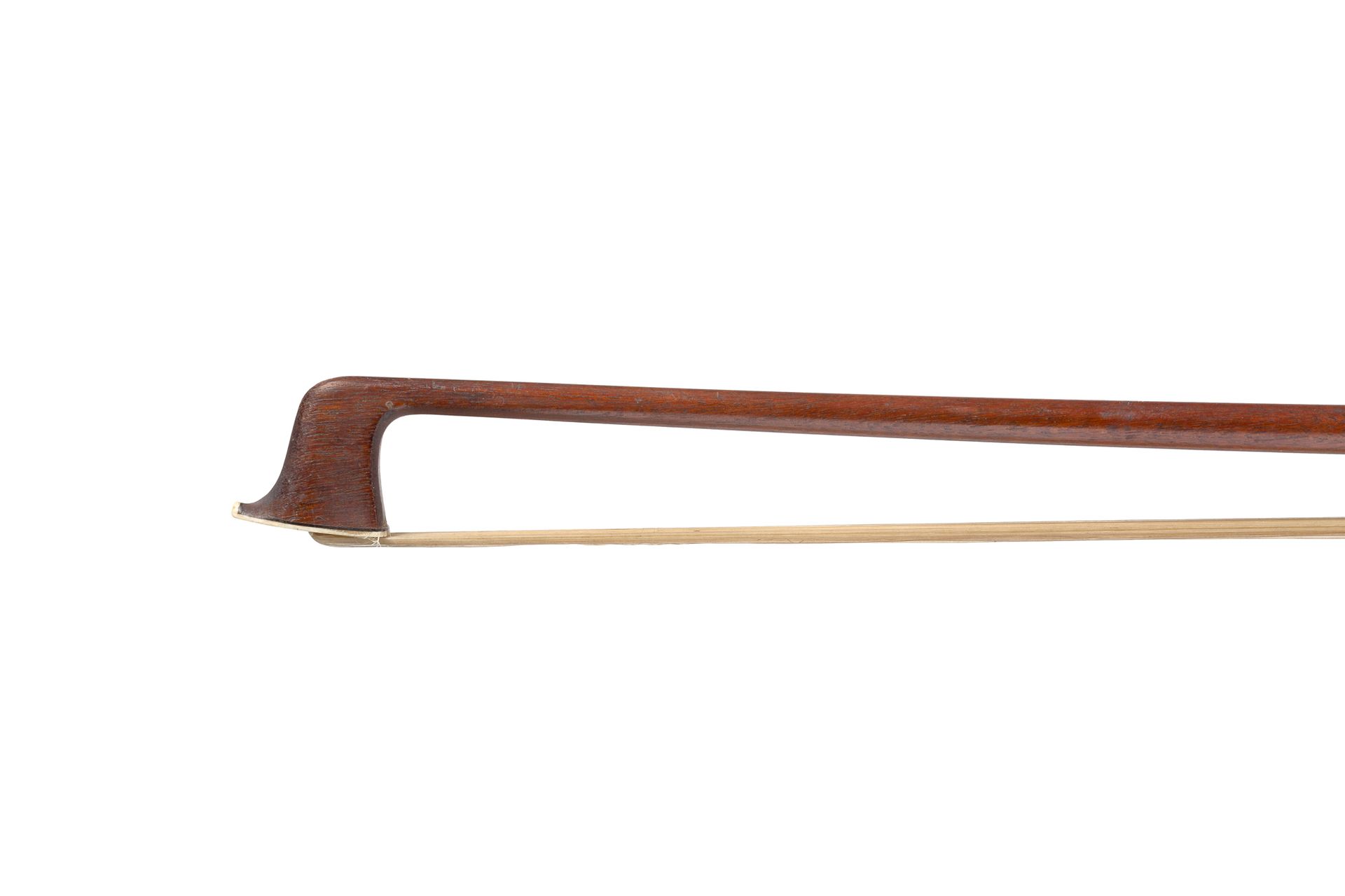 Null 维克多-费蒂克的小提琴弓
约1930年
有签名的伯南布哥木棍，以及它的黑檀木和银制的蛙和按钮
状况良好，在琴杆的末端有必要进行小的修复
重量：63克，&hellip;