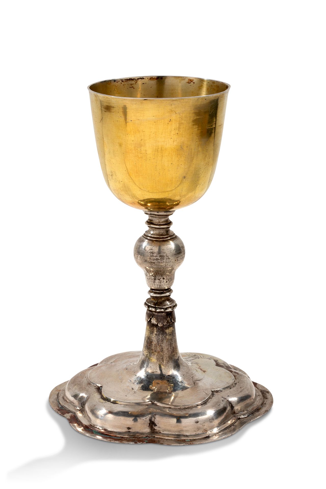 Null 银和黄铜CALICE。多棱形底座上刻有十字架，巴勒斯特结，略微外翻的碗。轴和底座，17世纪末至18世纪初。杯子，后期。
高度：20.4厘米 - 毛重：&hellip;