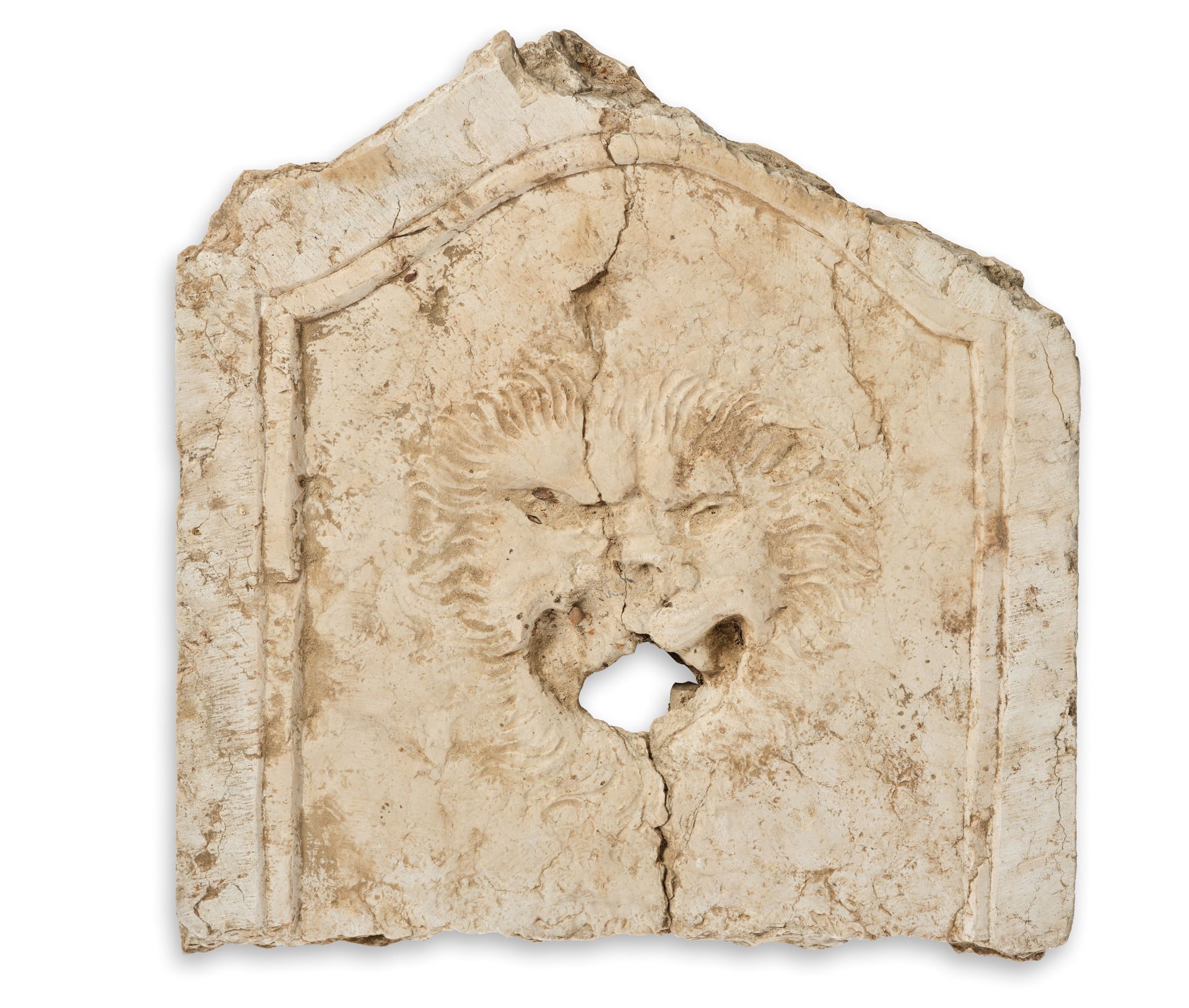 Null 大理石石雕喷泉面具，低浮雕有一个猫脸。意大利北部，17世纪。
高：41厘米 - 宽：40厘米
深度：4.5厘米（损坏）。