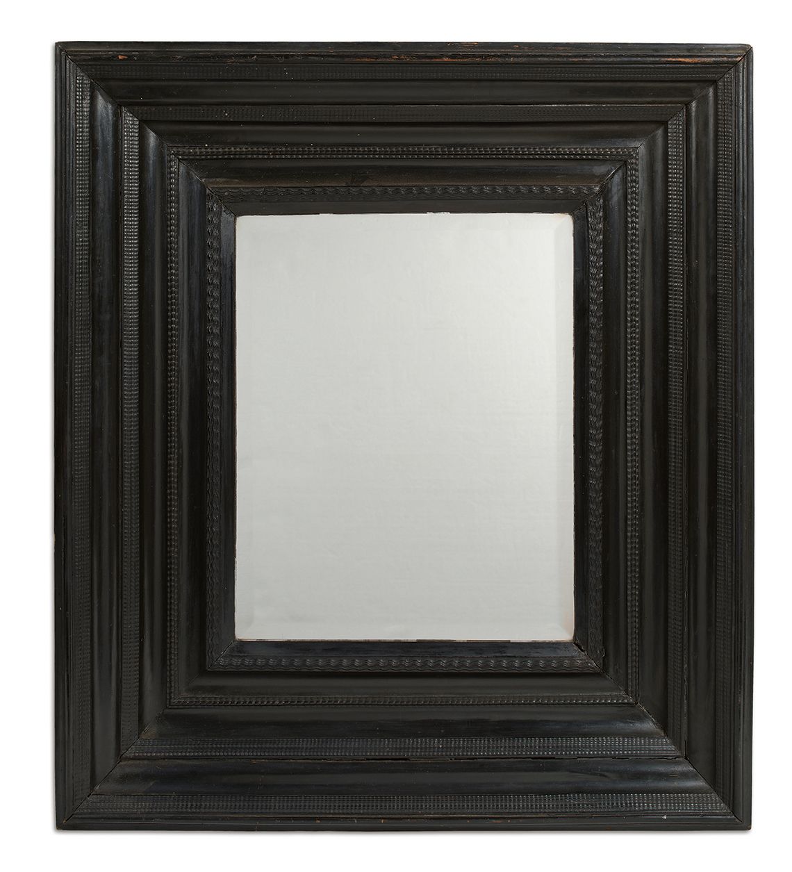 Null 重要的黑化木镜框，倒置的轮廓。雕刻有玑镂长条形的装饰。17世纪的荷兰风格。
高：107厘米；宽：95厘米
深度：11厘米（轻微事故）