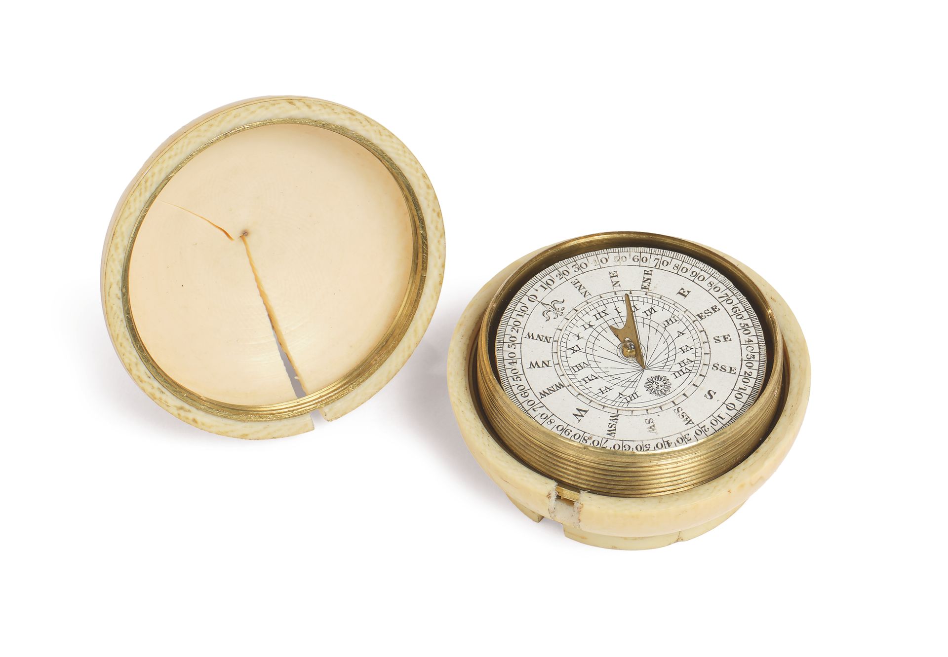 Null ~ 象牙罐头，打开后是一个日晷-罗盘。英国，19世纪。
直径：4.3厘米 (损坏和裂缝)