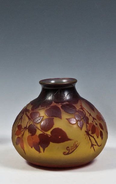 Émile GALLÉ (1846-1904) Vase ovoïde à petit col ourlé. Epreuve de tirage industr&hellip;