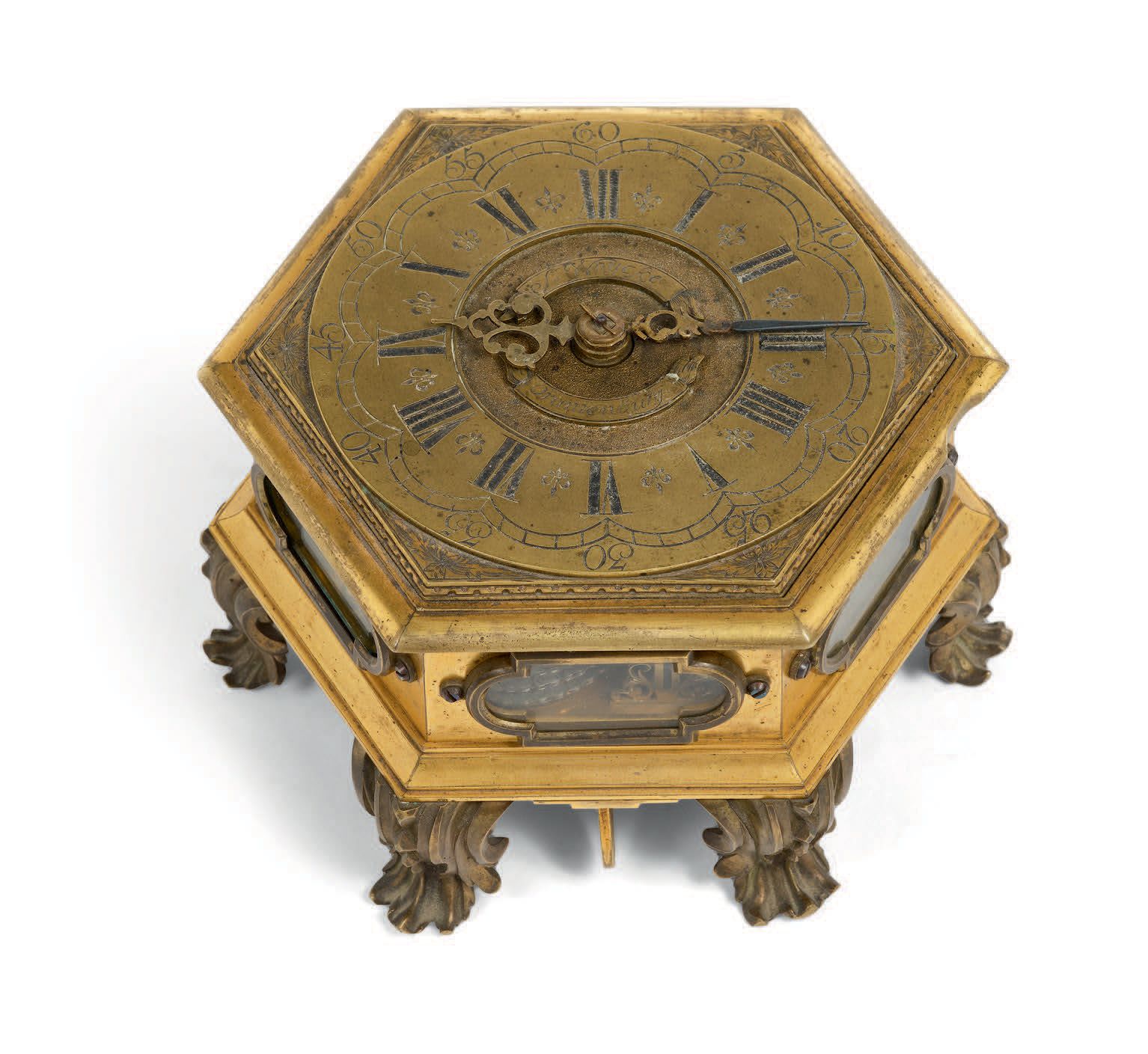 WOŸCKE, Oranienburg - Milieu XVIIIe siècle 桌钟 
鎏金黄铜材质，带敲击声。在一个六边形的铰链盒子里，四面的玻璃露出了&hellip;