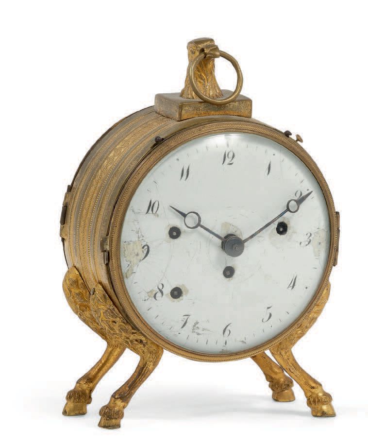 TRAVAIL AUTRICHIEN - Début XIXe siècle Reloj de cabecera con campana 
en bronce &hellip;