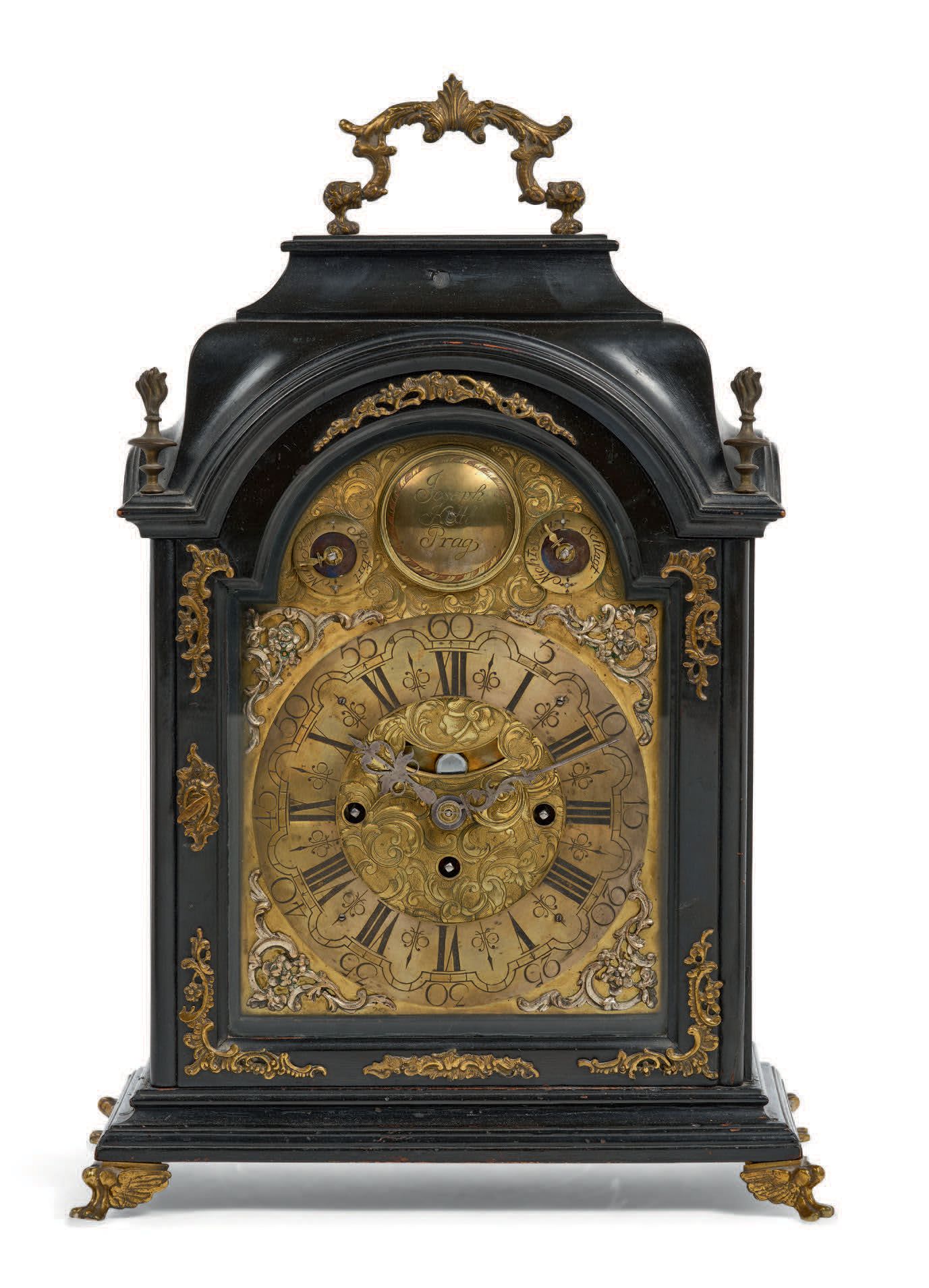 Joseph Kottl, Prague - Milieu XVIIIe siècle Horloge 
en bois noirci et bronze do&hellip;