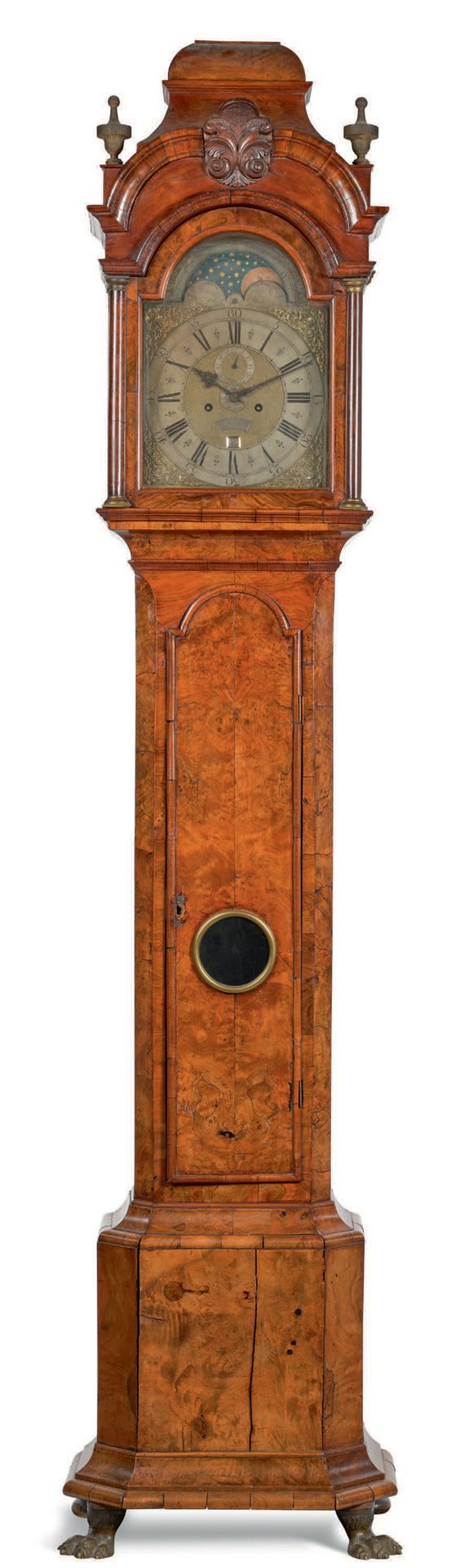Roger DUNSTER - Début XVIIIe siècle 特殊尺寸的落地钟 
带日期和月相。胡桃木表壳，带有机芯装饰，上部有两个半圆柱形的柱子，把&hellip;