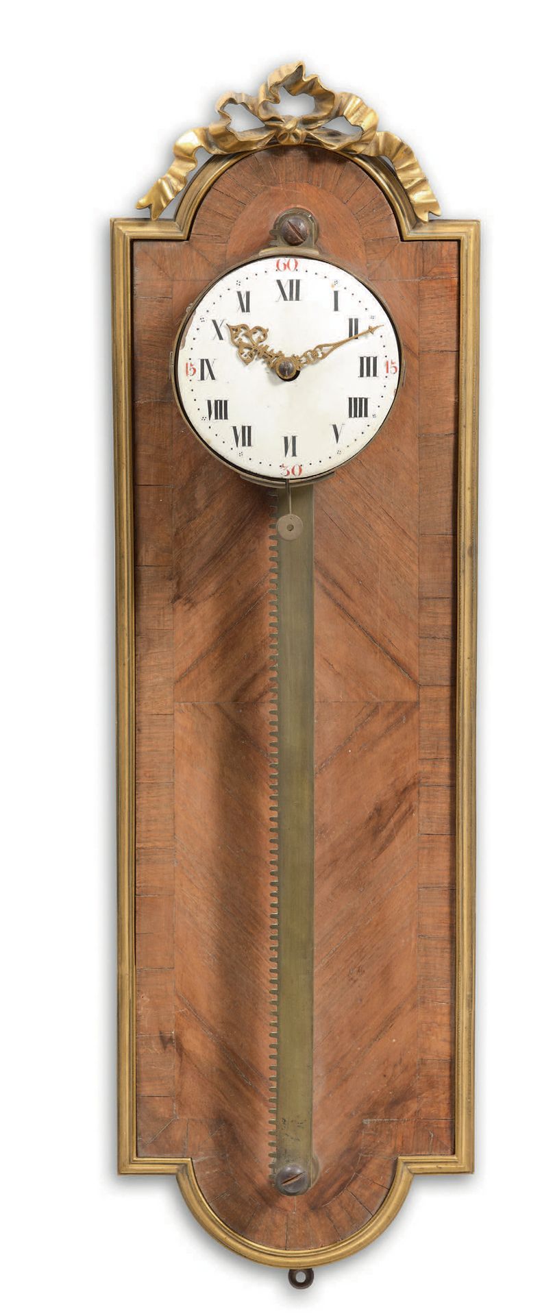 TRAVAIL FRANCAIS - Fin XVIIIe siècle 带 "齿轮齿条 "发条的挂钟
中央部分在一个紫罗兰色的木头支架上，在青铜框架中镶嵌着树&hellip;