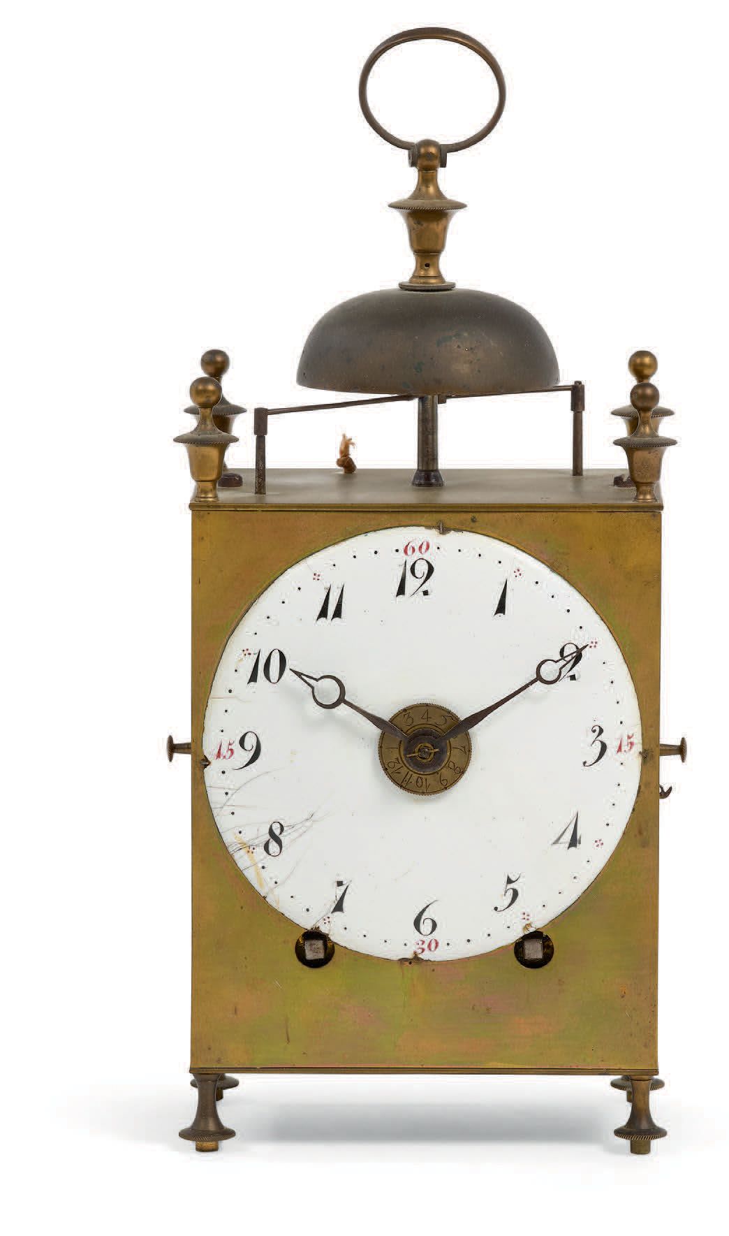 ANONYME - Fin XVIIIe siècle Capucine "时钟 
带闹钟功能。箱子用四只脚站立，顶部有铃铛，上面有提手。白色珐琅表盘上有风格化&hellip;