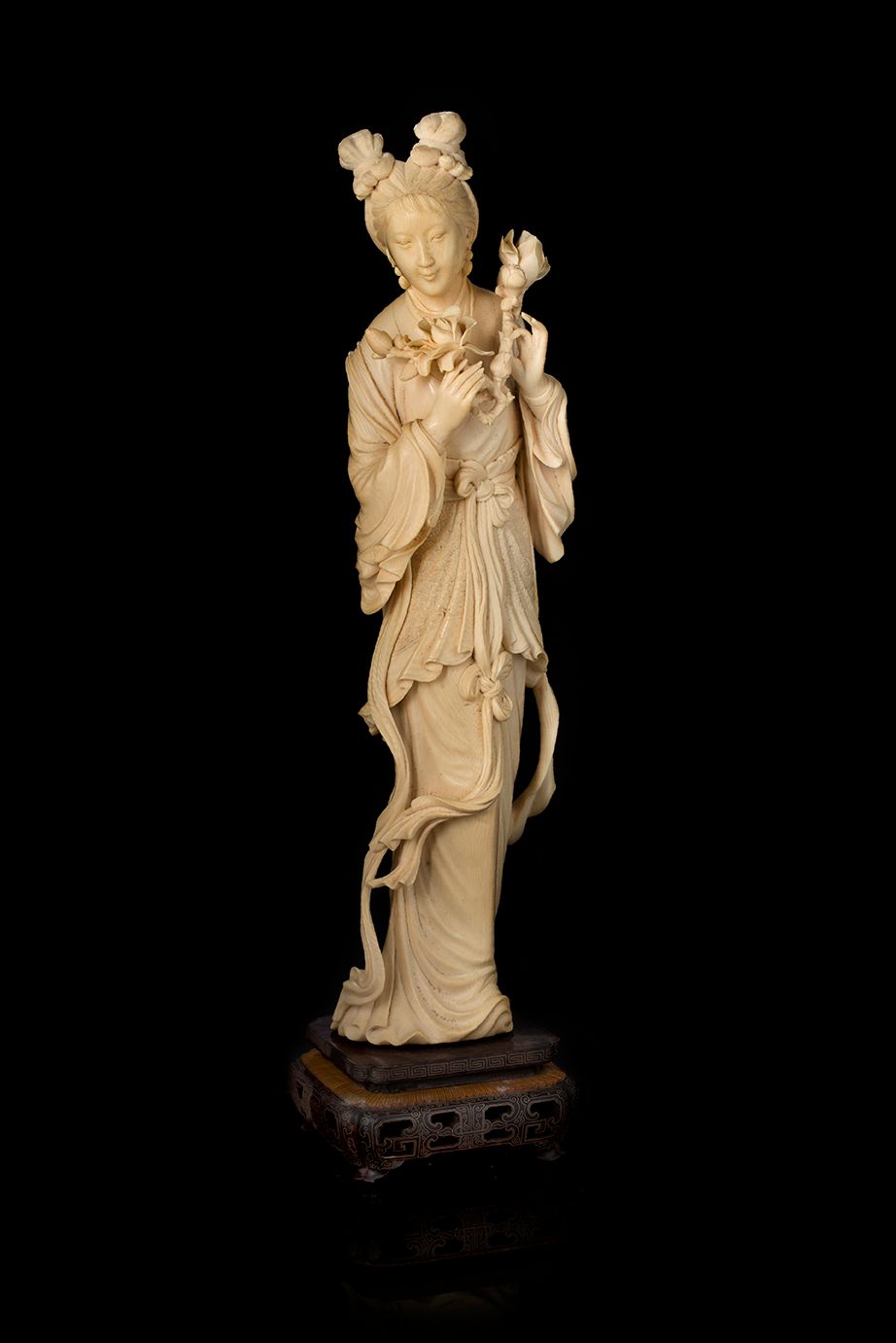 CHINE DÉBUT DU XXe SIÈCLE ~ Very important okimono
In carved ivory depicting an &hellip;