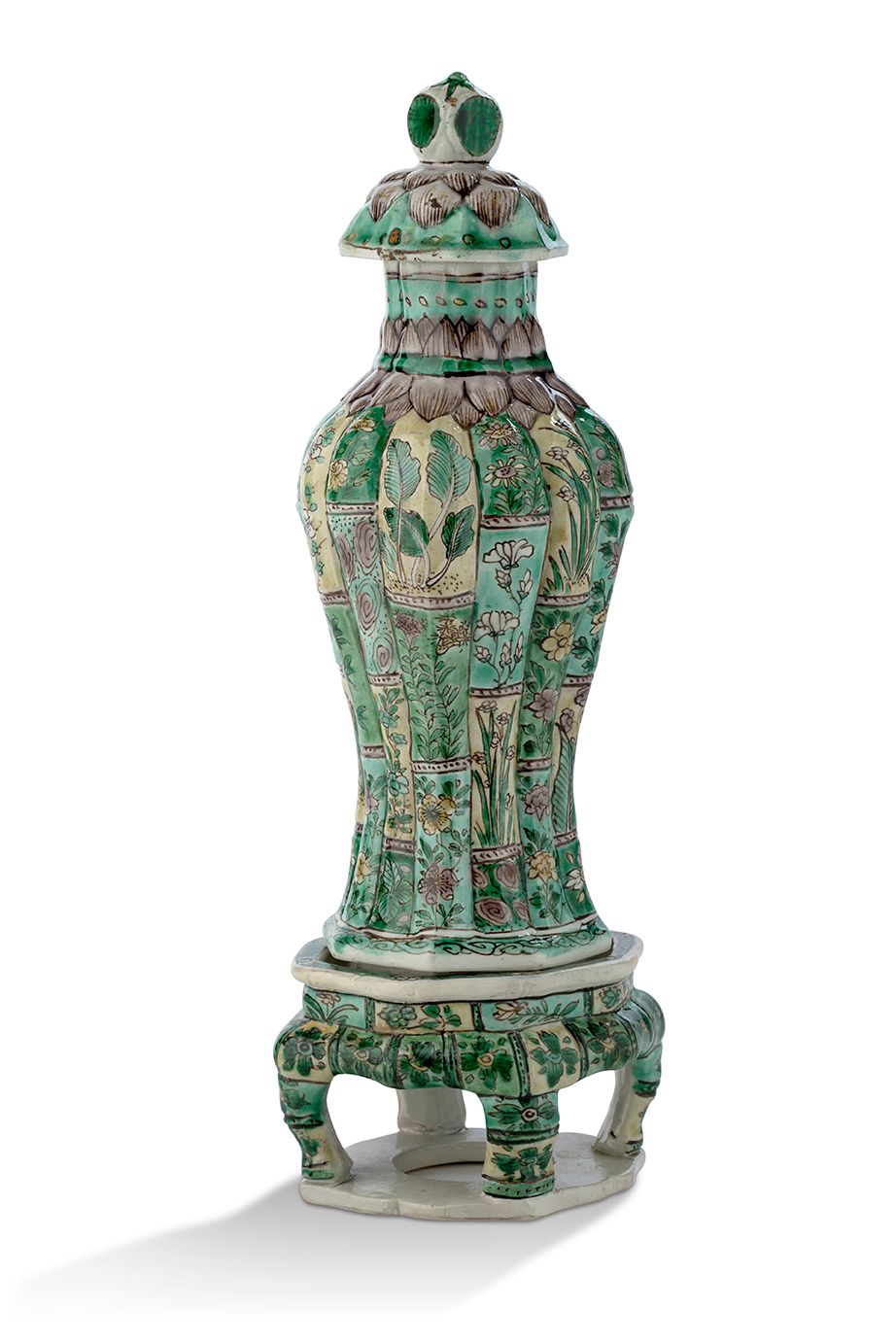 CHINE DYNASTIE QING, ÉPOQUE KANGXI (1661-1722) Small covered baluster vase
In co&hellip;