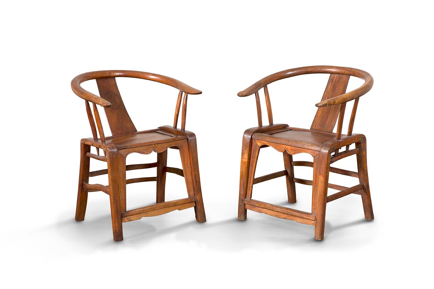 CHINE XXe SIÈCLE Pair of armchairs
Natural wood, "horseshoe" shaped backrest
H. &hellip;
