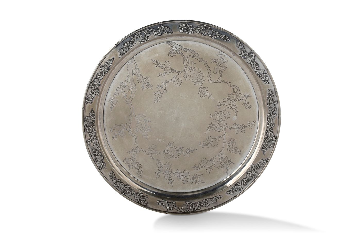 CHINE, LUEN-WO DÉBUT DU XXe SIÈCLE Circular tray
Silver, engraved with prunus bl&hellip;