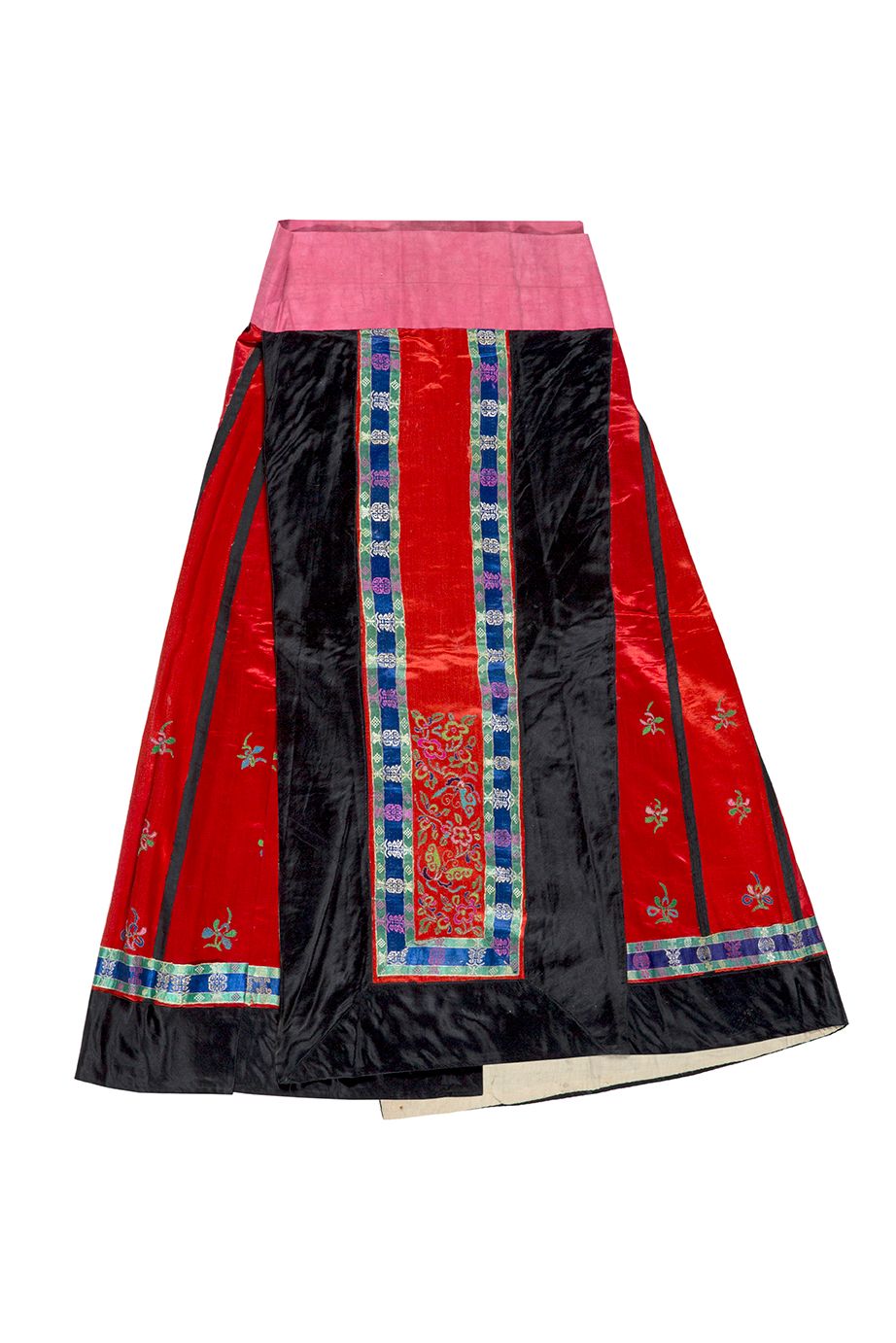 CHINE VERS 1900 Skirt (mang qun)
In red silk satin embroidered with polychrome t&hellip;