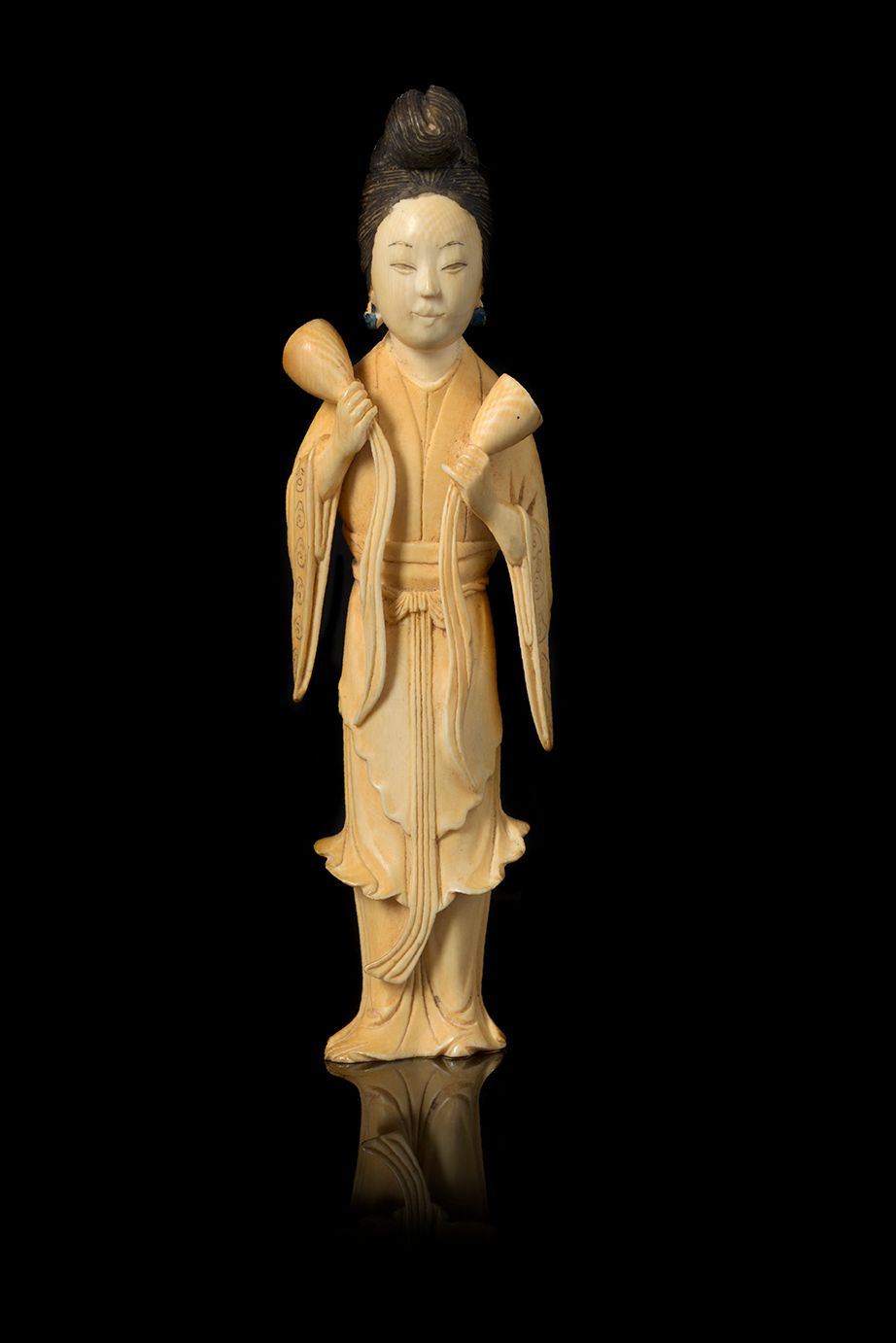 CHINE DÉBUT DU XXe SIÈCLE ~ Petite statuette
En ivoire sculpté rehaussé de laque&hellip;
