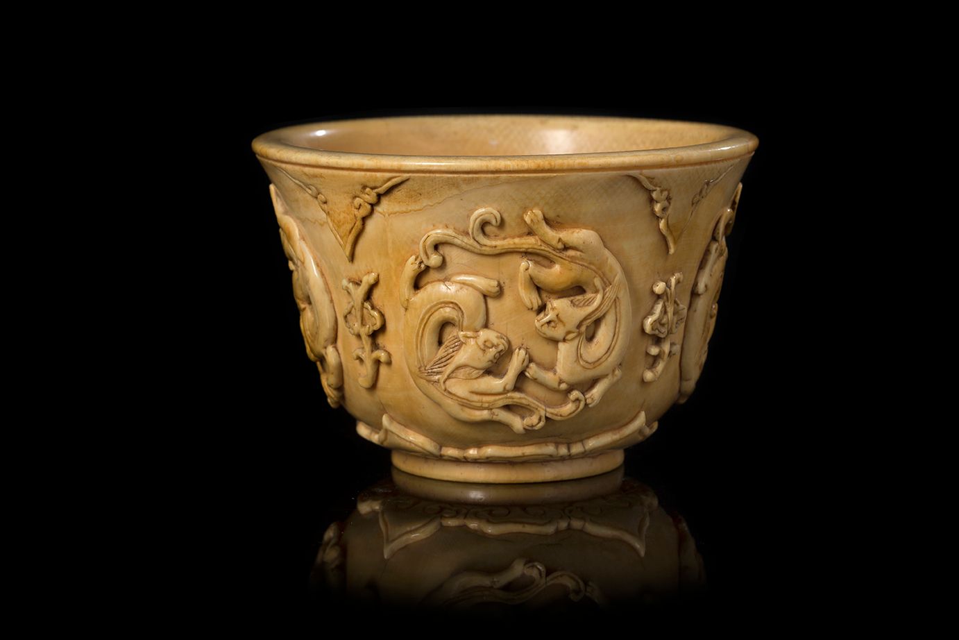 CHINE DYNASTIE QING, FIN DU XIXe-DÉBUT DU XXe SIÈCLE ~ Campanulate bowl
In carve&hellip;