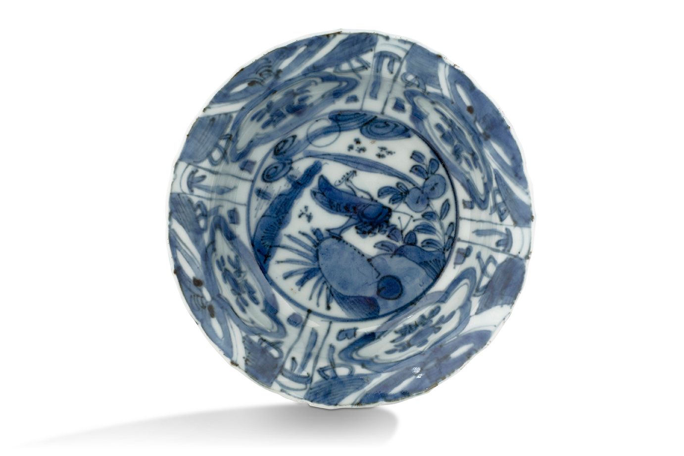 CHINE DYNASTIE MING, ÉPOQUE WANLI (1575-1620) Klapmut-Schale
Aus blau-weißem Por&hellip;