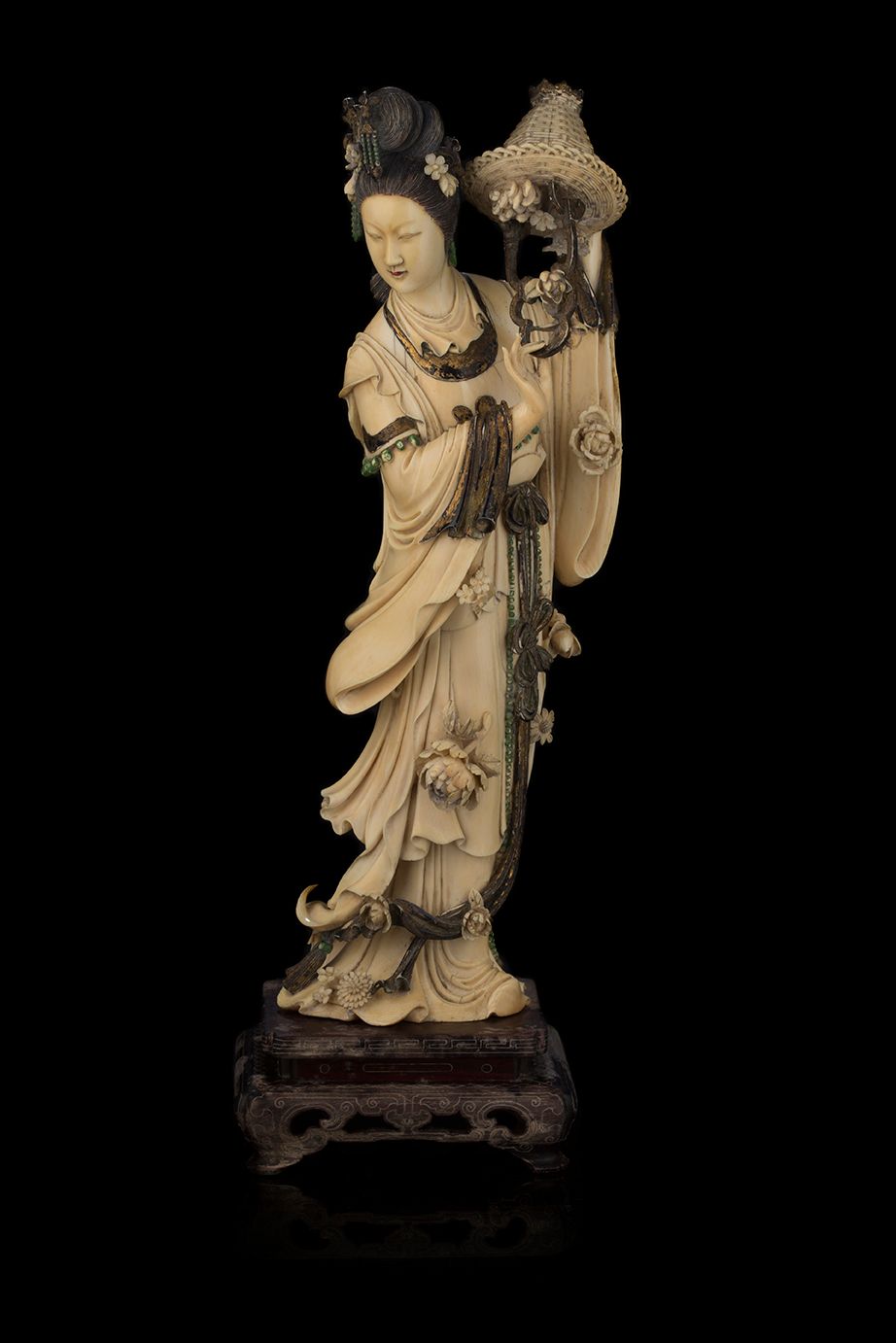 CHINE DÉBUT DU XXe SIÈCLE ~ Important statuette
In carved ivory enhanced with po&hellip;