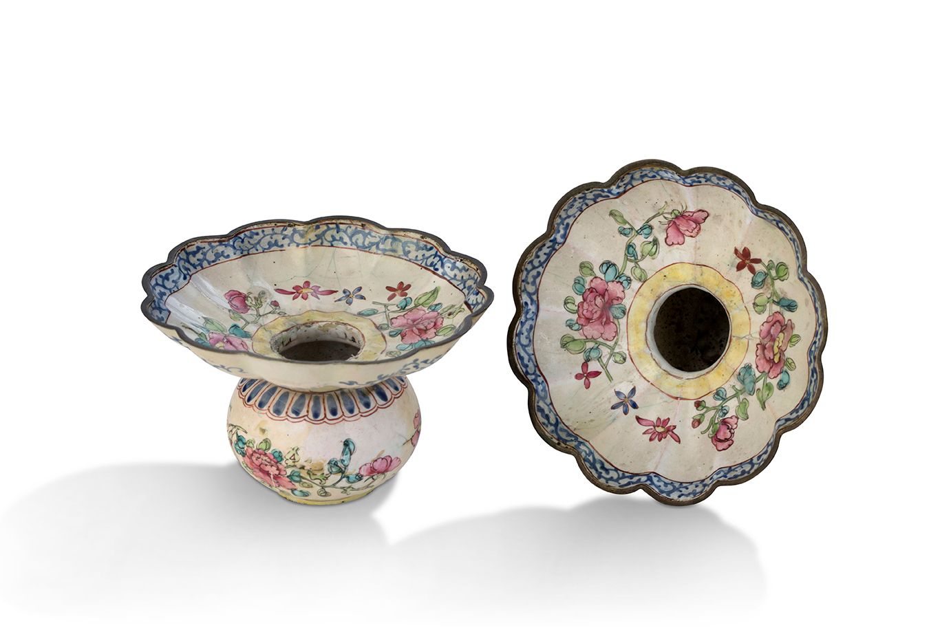 CHINE, CANTON DYNASTIE QING, PÉRIODE QIANLONG (1736-1795) Pair of spittoons
In p&hellip;