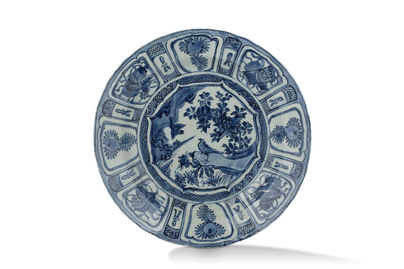 CHINE DYNASTIE MING, ÉPOQUE WANLI (1575-1620) Dish
In blue-white "kraak" porcela&hellip;