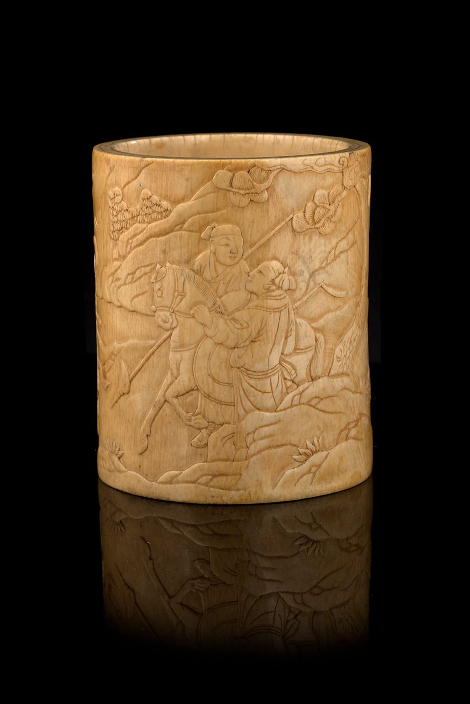 CHINE DYNASTIE QING, XIXe SIÈCLE ~ Pot à pinceaux bitong
En ivoire, sculpté en m&hellip;