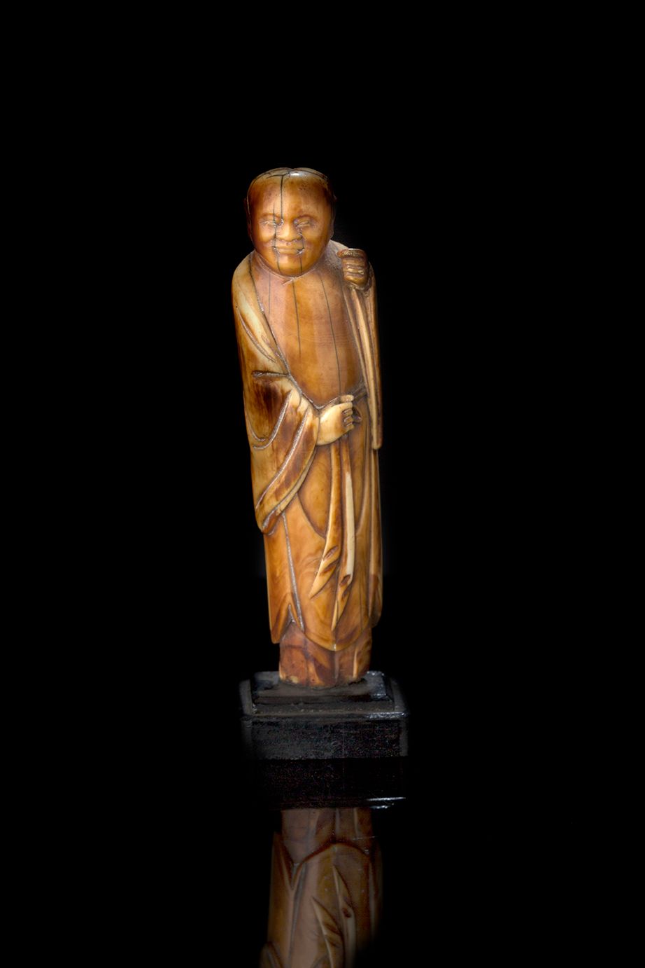 CHINE DYNASTIE MING, XVIIe SIÈCLE ~ Statuetta
In avorio scolpito, raffigurante u&hellip;