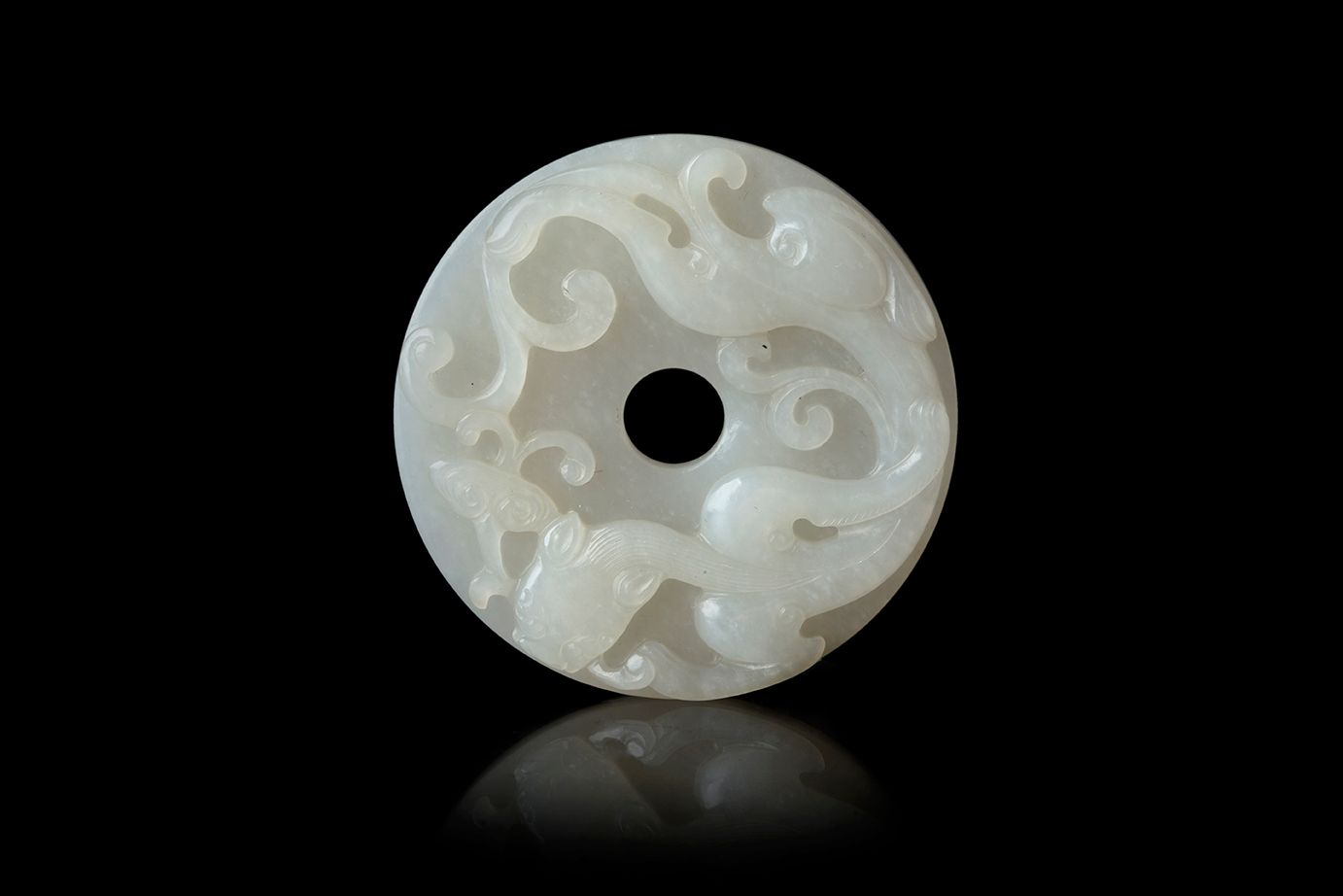 CHINE DYNASTIE QING (1644-1911) Small Bi disc
In white jade, carved with a chilo&hellip;