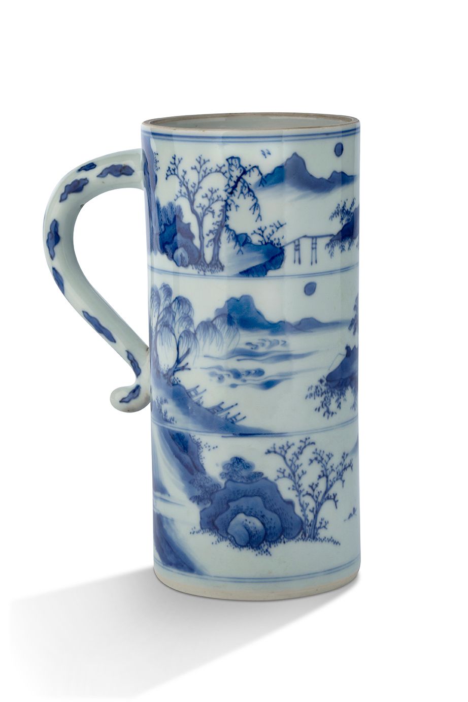 CHINE DYNASTIE MING, PÉRIODE CHONGZHEN, VERS 1640 Mug
In blue-white porcelain, d&hellip;