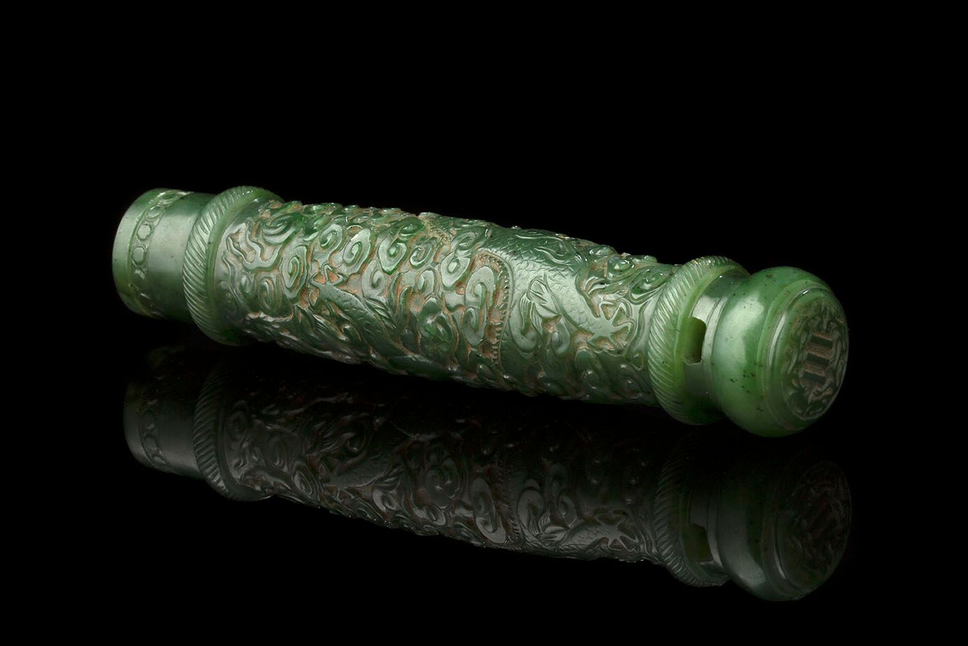 CHINE XXe SIÈCLE Handle
In spinach-green jade with carved decoration of dragons &hellip;