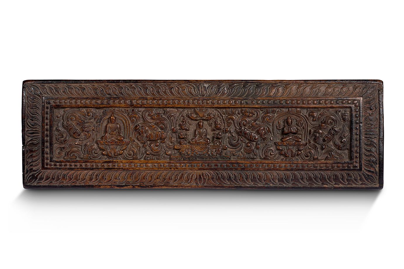 TIBET XVe SIÈCLE Couverture supérieure de manuscrit bouddhique
En bois sculpté f&hellip;