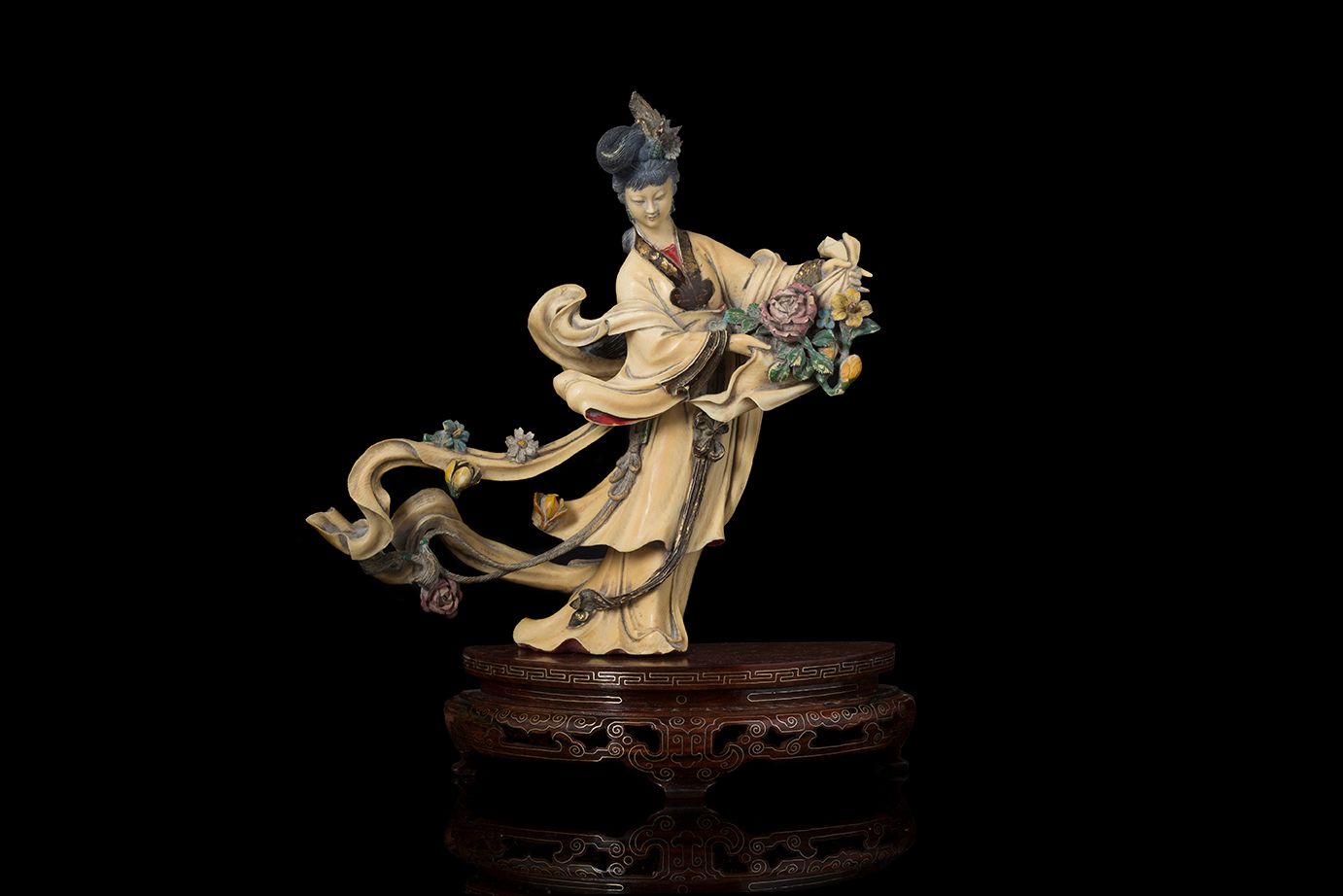 CHINE DÉBUT DU XXe SIÈCLE ~ Statuette
In carved ivory enhanced with polychrome l&hellip;