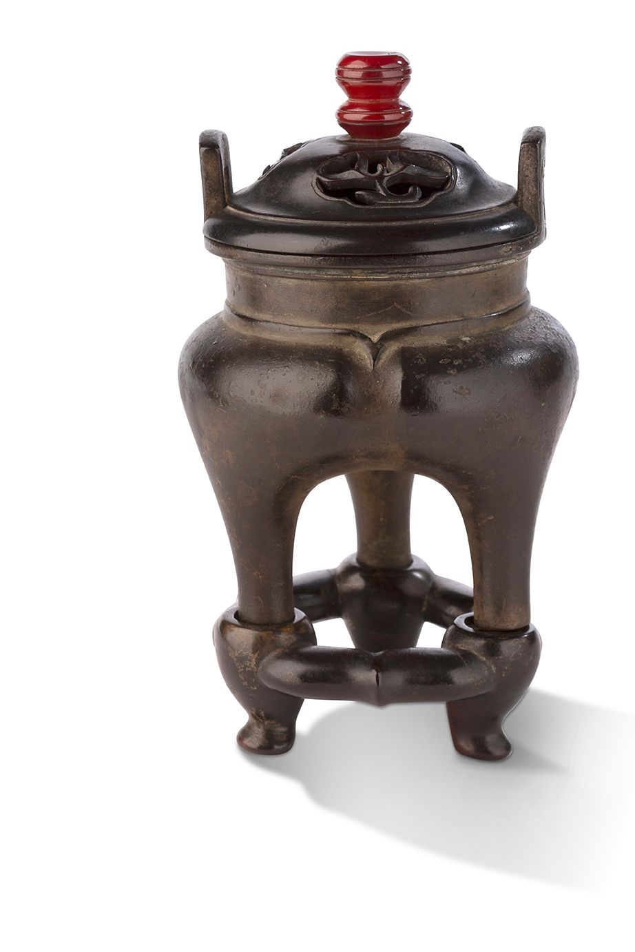 CHINE XVIIe SIÈCLE Kleiner, dreifüßiger Parfümbrenner.
Aus Bronze mit brauner Pa&hellip;