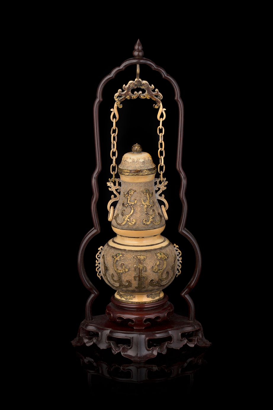 CHINE DÉBUT DU XXe SIÈCLE ~ Hanging vase
In the form of a double-gourd in carved&hellip;