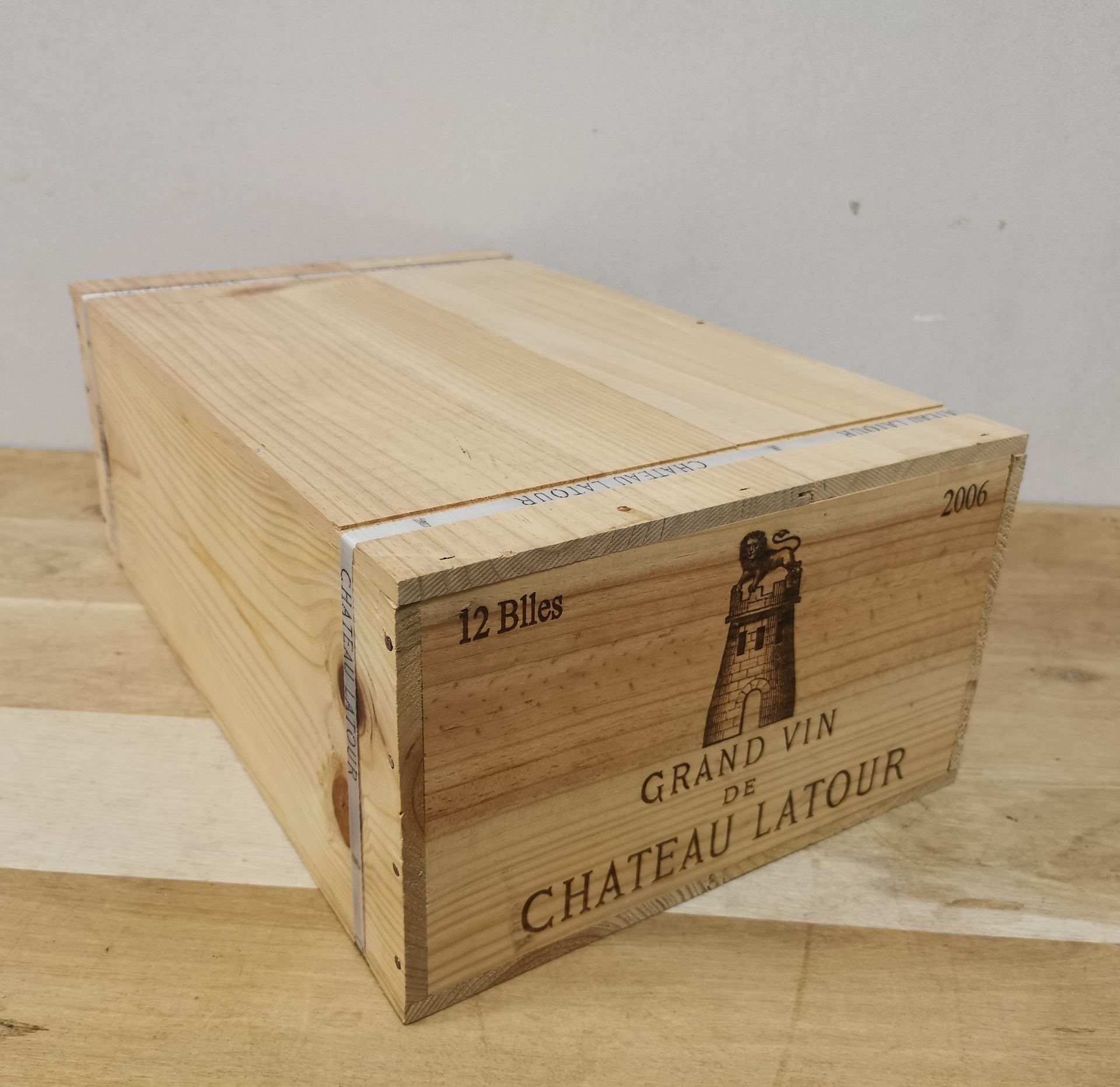 Null 12 B CHÂTEAU LATOUR (original wooden case) - 2006 - GCC1 Pauillac