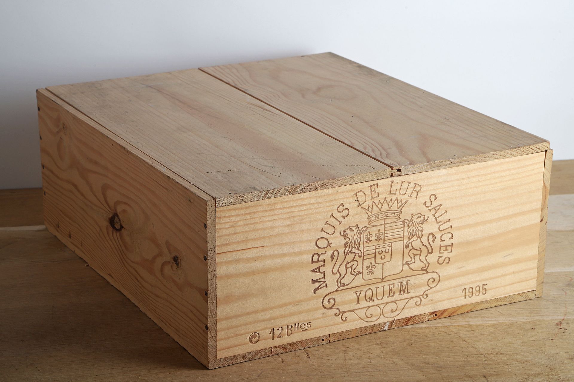 Null 12 B CHÂTEAU D'YQUEM (original wooden case) - 1995 - C1 Supérieur Sauternes