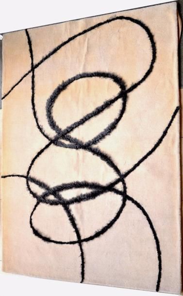 TRAVAIL MODERNE Tapis à décor de lignes noires sur fond beige
XXème siècle
240 x&hellip;