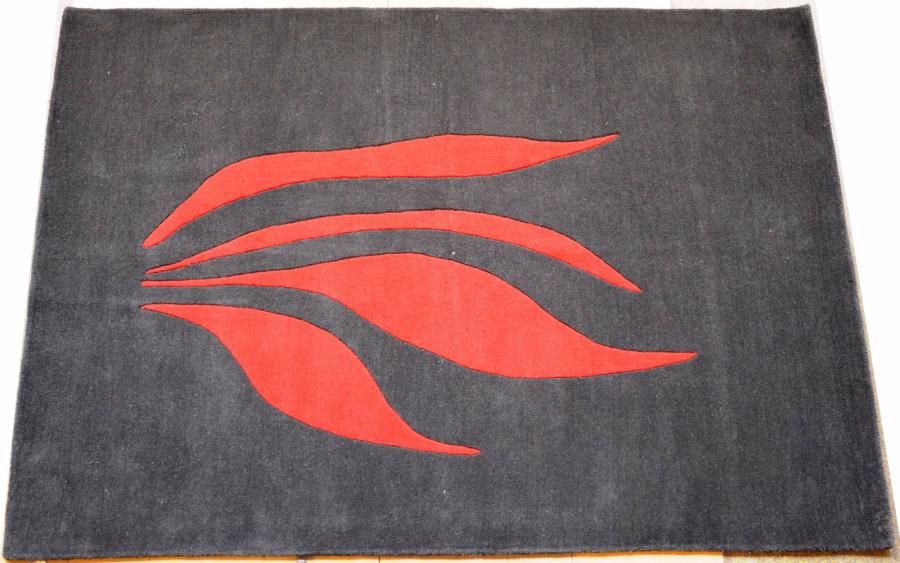 TRAVAIL MODERNE Tapis à décor d'une flamme rouge sur fond gris noir
XXème siècle&hellip;