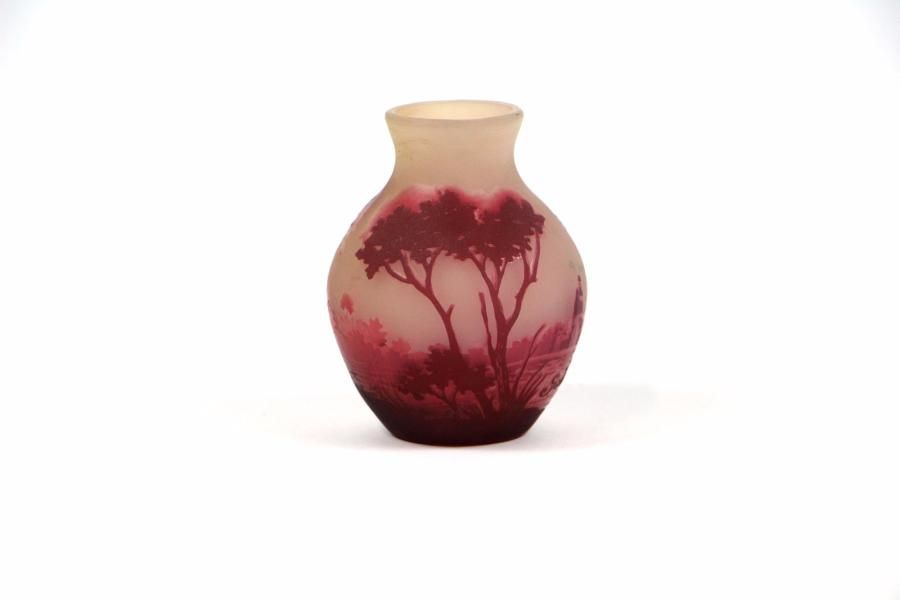 Null ETABLISSEMENTS GALLE

Vase en verre multicouche à décor dégagé à l'acide d'&hellip;