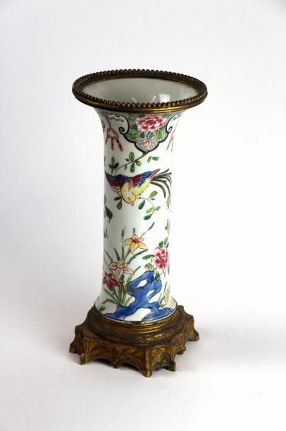 Null Vase cornet en porcelaine à décor en émaux de la famille rose de fleurs et &hellip;