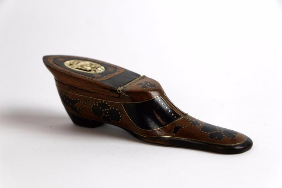 Null Tabatière en forme de chaussure
en bois naturel et bois noirci incrusté de &hellip;