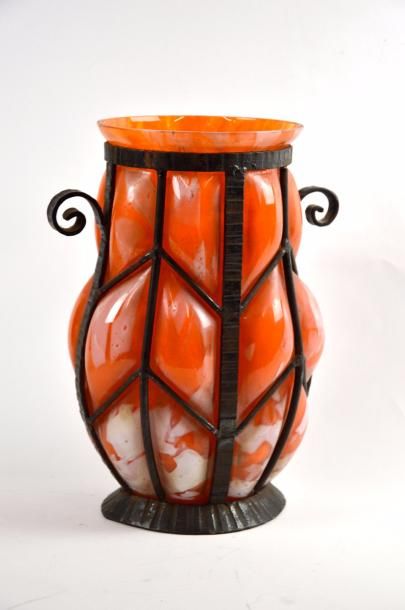 Null TRAVAIL FRANCAIS 1900

Vase ovoide en verre multicouches orangé, la monture&hellip;