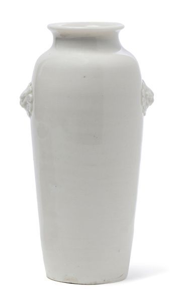 CHINE 
Vase cylindrique en porcelaine blanc de Chine orné de deux têtes de lions&hellip;