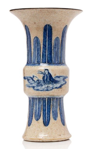 CHINE 
Vase Gu en porcelaine, à décor en bleu reposant sur un fond craquelé beig&hellip;