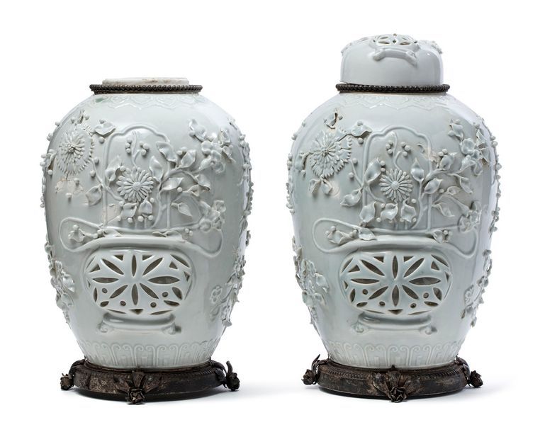 CHINE 
Paire de pots couverts, en porcelaine émaillée blanc, la panse et le couv&hellip;