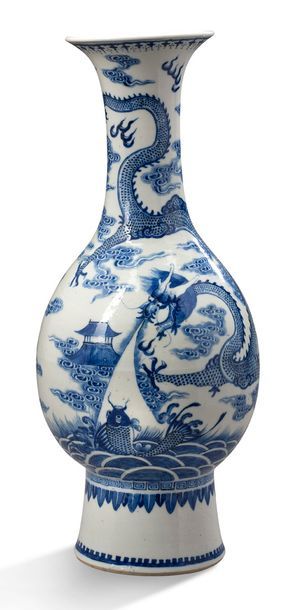 CHINE 
Vase bouteille à col évasé, en porcelaine bleu blanc, à décor d'un dragon&hellip;