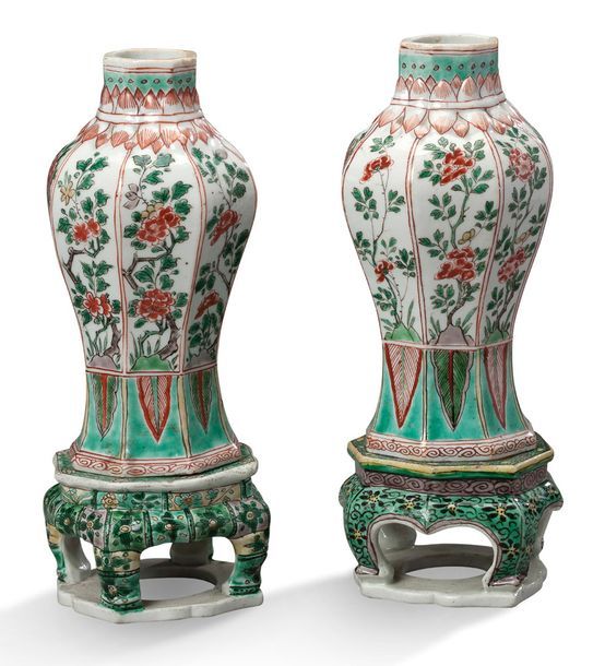 CHINE 
Paire de vases balustres à pans coupés en porcelaine et émaux de la famil&hellip;