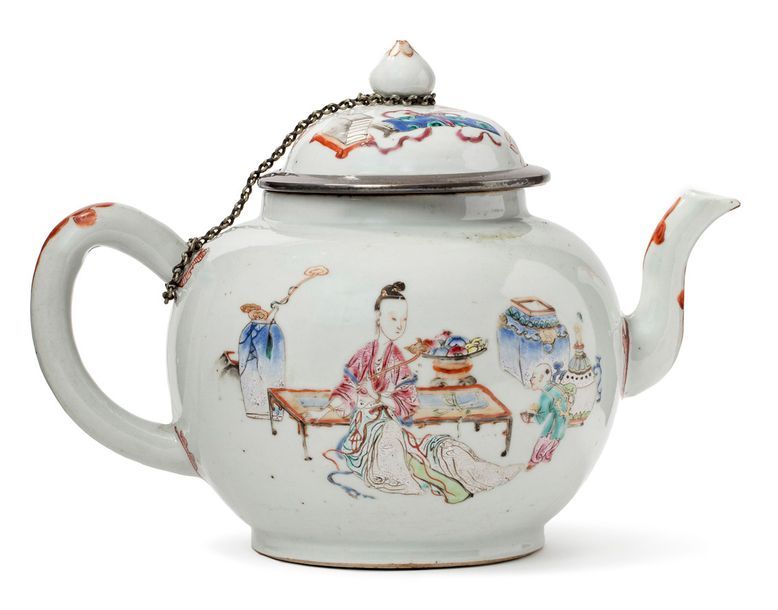 CHINE 
Grande théière en porcelaine et émaux de la famille rose, à décor de jeun&hellip;