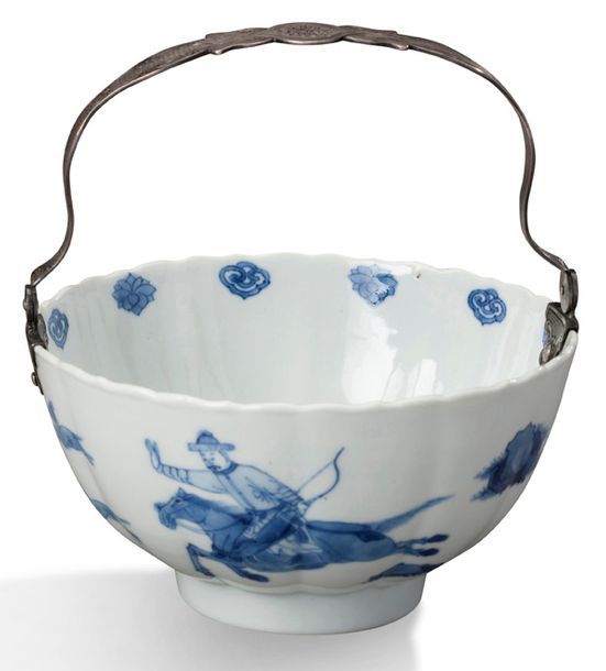 CHINE 
Coupe lotiforme en porcelaine blanche, à décor en bleu sous couverte d'un&hellip;