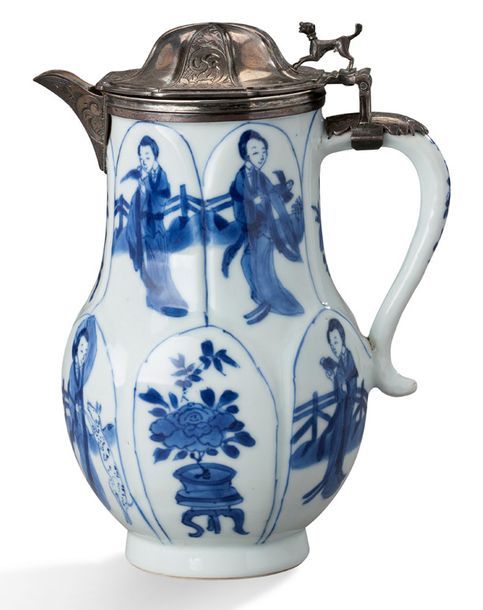 CHINE 
Verseuse en porcelaine blanche, à décor émaillé en bleu sous couverte de &hellip;